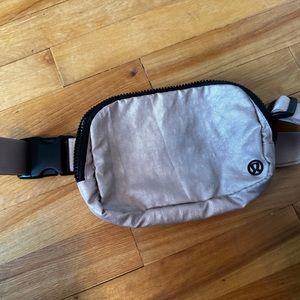 Lululemon everywhere bag 1L *discontinued* stunning rose gold!